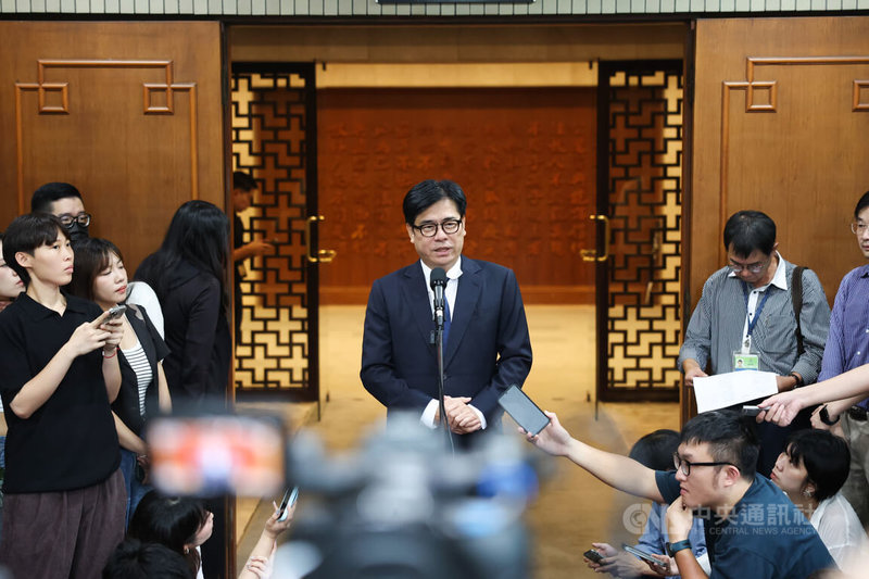 高雄市長陳其邁(中)21日下午北上出席行政院「食品安全衛生管理法」部分條文修正草案審查會議,會前接受媒體聯訪,回應時事議題。中央社記者吳家昇攝 115年7月21日