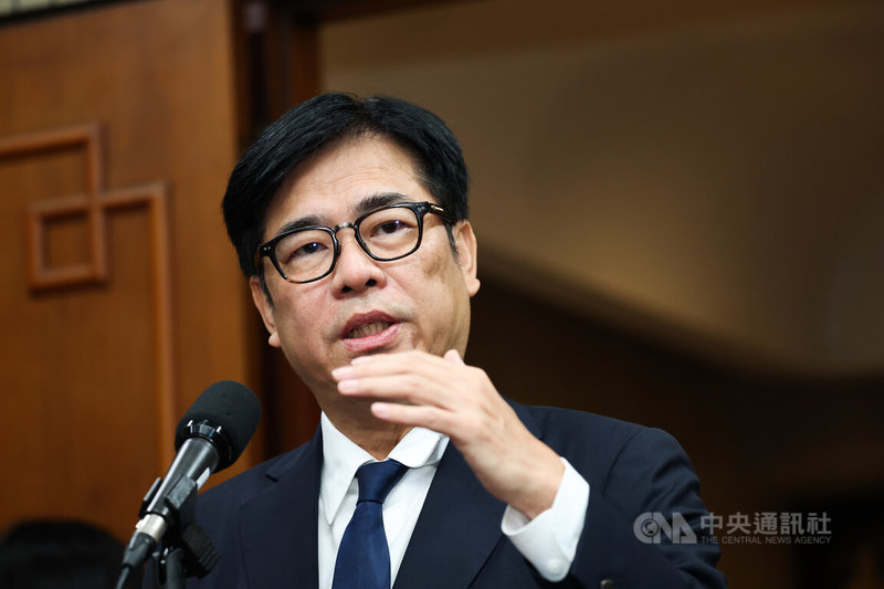 行政院21日開會審查「食品安全衛生管理法」部分條文修正草案，並邀六都政府一同參與。高雄市長陳其邁（圖）北上出席，會前受訪回應媒體提問。中央社記者吳家昇攝　115年7月21日