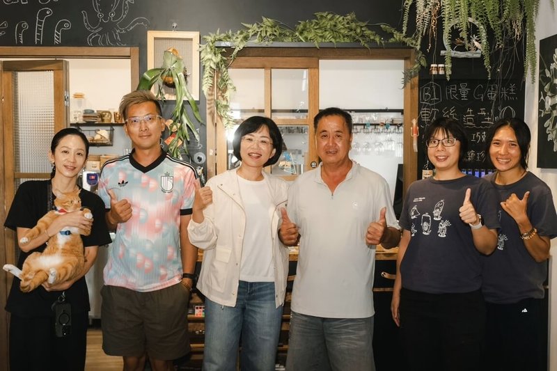 民進黨新北市長參選人蘇巧慧(左3)日前走訪瑞芳鼻頭角,與當地青年、里長交流,共同討論漁村轉型、交通與海洋保育等議題。(蘇巧慧競辦提供)中央社記者王鴻國傳真 115年7月21日