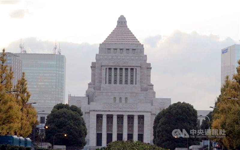 圖為日本國會大廈，左為眾議院、右為參議院。（中央社檔案照片）