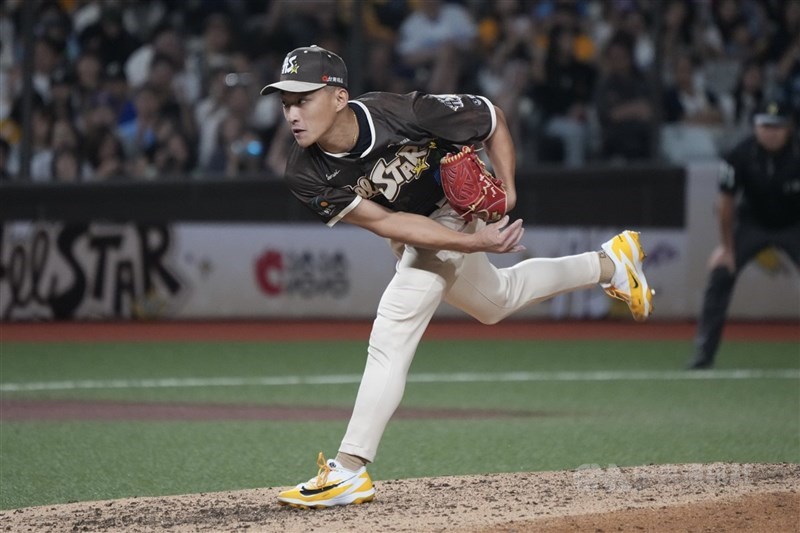 中職味全龍隊野手郭天信（圖）明星賽登板投球，總教練葉君璋表示平安就好，對明星賽紀錄直言：「這是趣味競賽。」（中央社檔案照片）