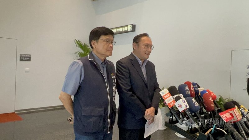 台中市長盧秀燕20日北上探視在凱達格蘭大道絕食的藍營青年，遭指「瞪記者」，台中市副市長鄭照新（右）21日表示，幕僚沒在現場與媒體溝通清楚，幕僚作業不周，他要向大家說「真不好意思」。中央社記者郝雪卿攝   115年7月21日