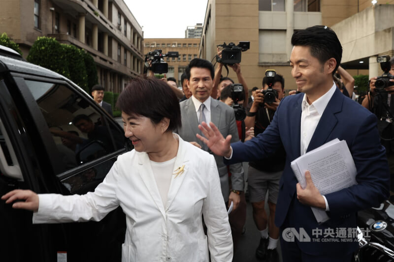 行政院21日下午召開「食品安全衛生管理法」部分條文修正草案審查會議,邀請六都代表與會,台北市長蔣萬安(前右)、台中市長盧秀燕(前左)等出席,2人會後搭車離去。中央社記者吳家昇攝 115年7月21日