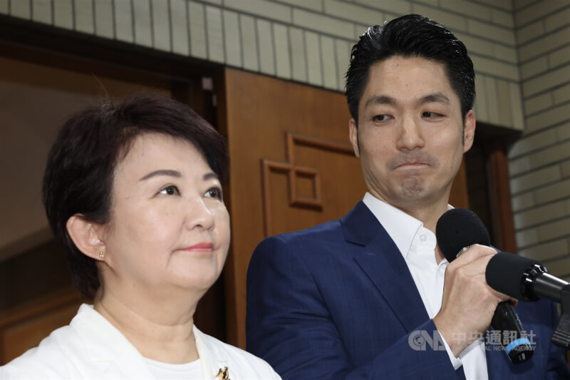 行政院21日邀請六都代表共同針對「食品安全衛生管理法」部分條文修正草案召開審查會議，台北市長蔣萬安（右）、台中市長盧秀燕（左）出席，會前同台接受媒體聯訪。中央社記者吳家昇攝 115年7月21日