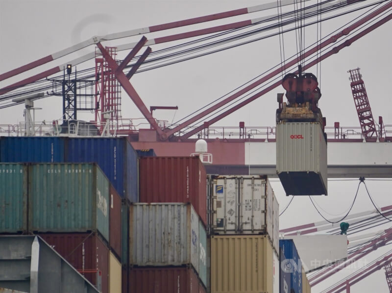 經濟部公布6月外銷訂單為952.6億美元，創歷年單月新高，年增59.4%，連17紅。圖為高雄港一景。（中央社檔案照片）
