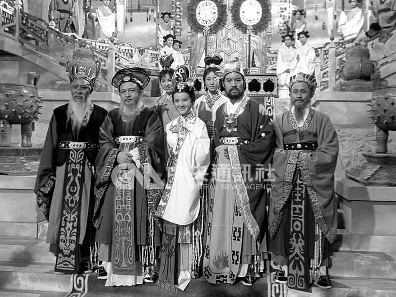 「西施」開鏡當日演員合影。角色左起為伍子胥（馬驥飾）、伯嚭（洪波飾）、西施（江青飾）、吳王夫差（朱牧飾）；後排右1為餘光（李登惠飾）。中央社記者陳永魁攝　53年7月22日