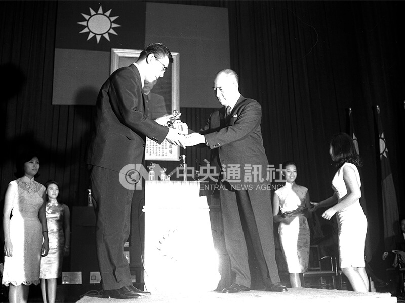 李翰祥（左）以「西施」榮獲第4屆金馬獎最佳導演獎，從行政院副院長黃少谷（右）手中接過獎座。中央社記者潘月康攝　55年10月30日