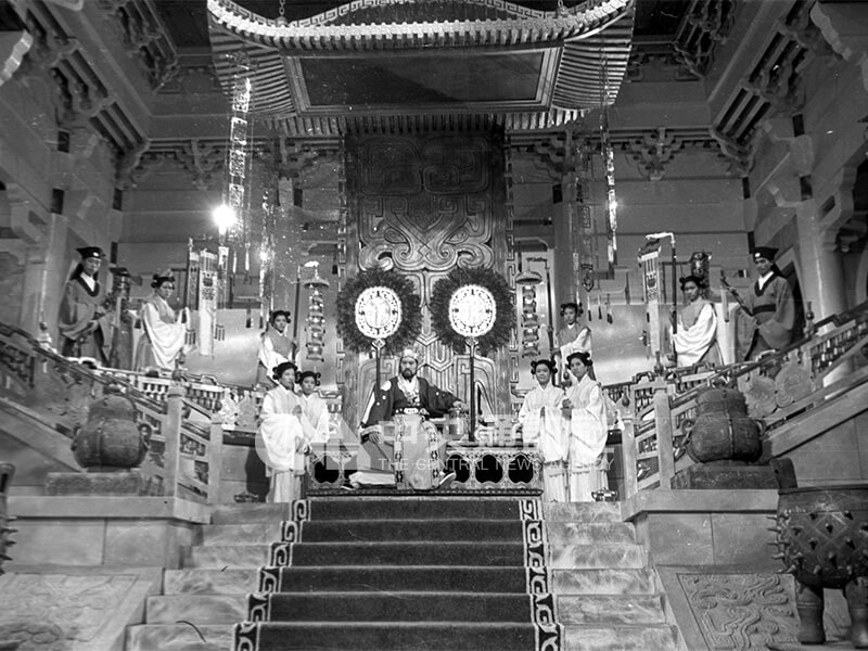 「西施」開鏡拍攝「館娃宮」場景，中坐者為飾演吳王夫差的朱牧。中央社記者陳永魁攝　53年7月22日