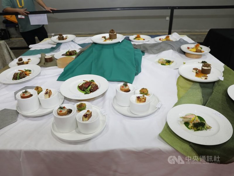 「2026環球廚藝聯盟巡迴挑戰賽」第2天賽程,台灣選手以台灣特色食材入菜,展現台灣餐飲文化底蘊與創新實力。中央社記者黃自強吉隆坡攝 115年7月22日