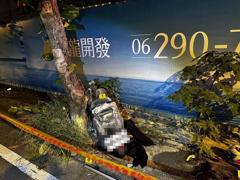 台南市一對未成年高中生情侶21日凌晨騎車雙載，疑自撞路樹後機車起火燃燒，2人送醫不治。警方初步調查，騎士無照酒駕。（台南市警局提供）中央社記者張榮祥台南傳真　115年7月22日