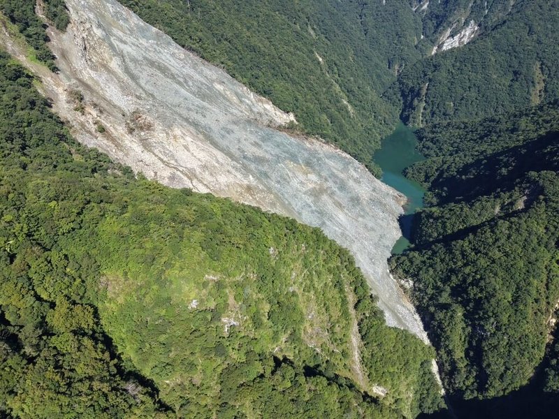 林保署花蓮分署22日清晨以無人機空拍萬里溪堰塞湖，確認已溢流，目前溢流水量尚不足以大規模沖蝕下切壩體，初估影響仍侷限於河道內。（林業及自然保育署花蓮分署提供）中央社記者李先鳳傳真　115年7月22日