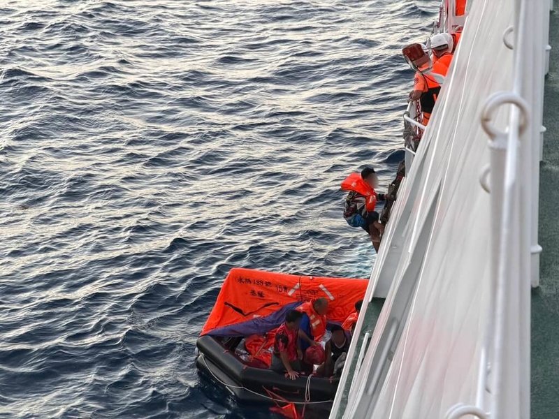基隆籍漁船「永福188」21日晚間在彭佳嶼東北方海域起火燃燒,6名人員棄船搭乘救生筏漂流近10小時,由海巡署八里艦救起,所幸全員平安。(海巡署艦隊分署提供)中央社記者王朝鈺傳真 115年7月22日
