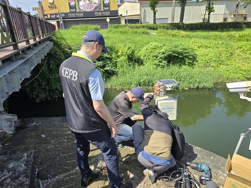 高雄楠梓區後勁溪遭通報有死魚漂浮，環保局檢驗後研判是氣溫炎熱溶氧過低致災，22日也安裝即時監測系統，檢測值低於放流水標準。（高雄環保局提供）中央社記者洪學廣傳真　115年7月22日