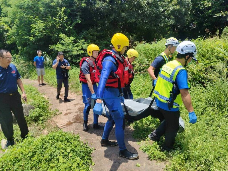 金門縣消防局22日中午獲報，在金城鎮賢聚村莊內一處池塘有一男子落水。消防人員到場迅速將溺者救上岸，但男子已無呼吸心跳，家屬則表示拒絕實施急救及送醫。（金門縣消防局提供）中央社記者吳玟嶸傳真　115年7月22日