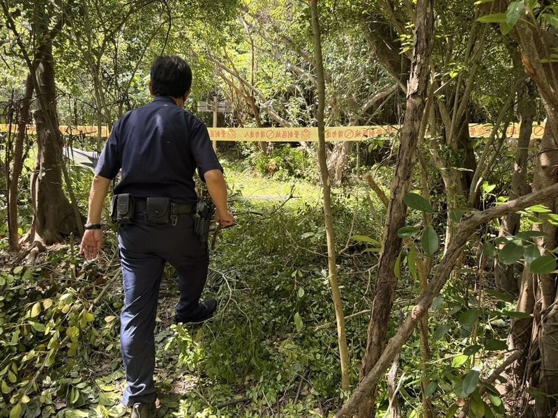 高雄市警察局岡山分局22日獲報指高雄都會公園旁樹叢疑有人類骨骸，警方立即派員到場拉起封鎖線，也同步通知鑑識中心到場採證調查。（高雄市警察局岡山分局提供）中央社記者張已亷傳真　115年7月22日