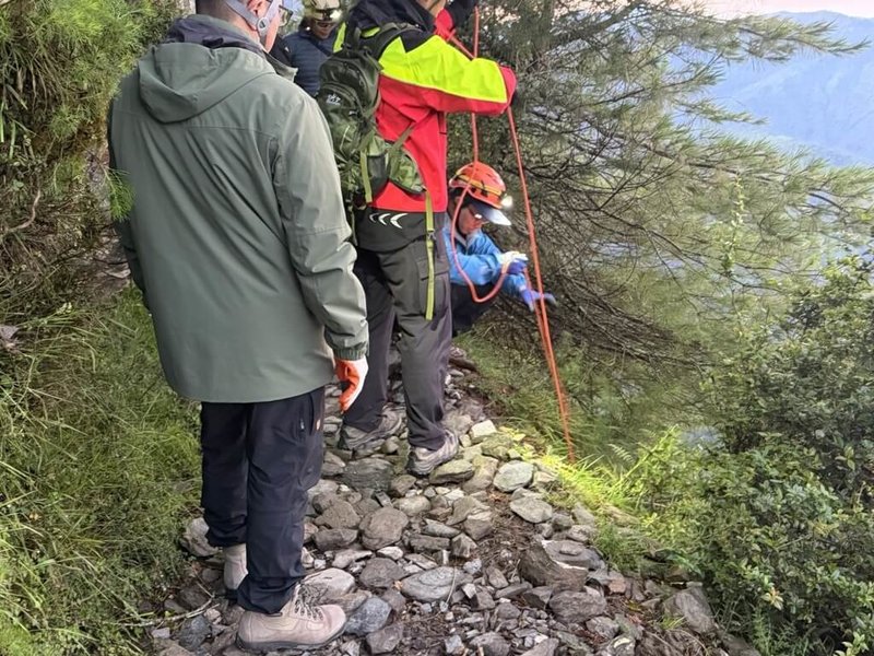 一名日籍男性遊客22日凌晨攀登玉山時在玉山登山口附近失足跌落山崖，警消獲報立即組隊馳援，在確認失足位置後架繩下切20餘公尺，成功將人救出送醫。（警方提供）中央社記者蔡智明傳真　115年7月22日