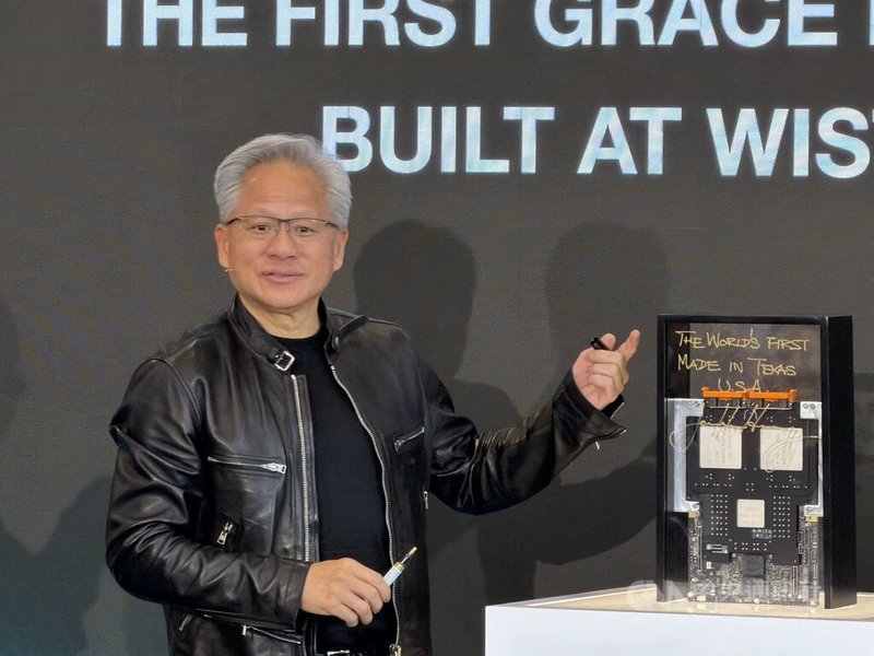 輝達（NVIDIA）執行長黃仁勳21日出席緯創德州達拉斯D1新廠開幕典禮，在該廠生產的全美第一片GB300運算基板上簽名。中央社記者吳家豪達拉斯攝 115年7月22日