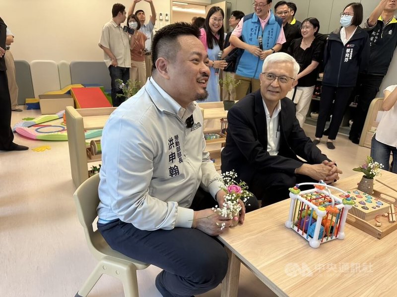 中鋼福委會附設托嬰中心22日舉辦揭幕儀式,勞動部長洪申翰(前左)、中鋼董事長黃建智(前右)在儀式後走訪托嬰中心,與親子家庭互動。中央社記者林巧璉攝 115年7月22日