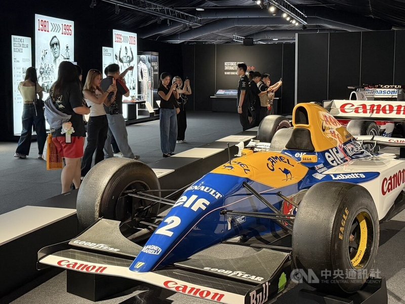 F1一級方程式賽車國際巡迴展覽,首度移師亞洲並選在新加坡登場,吸引車迷到場。中央社記者吳昇鴻新加坡攝 115年7月22日