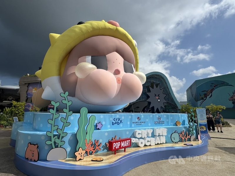 聖淘沙名勝世界與新加坡旅遊局攜手泡泡瑪特旗下IP Crybaby,8月30日前推出活動展覽。中央社記者吳昇鴻新加坡攝 115年7月22日