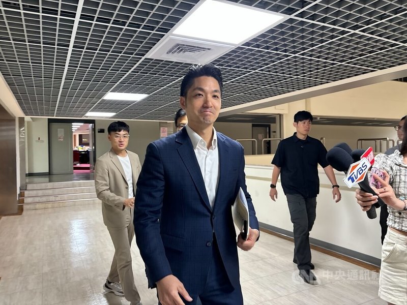 行政院21日邀6都討論食安法修法，台北市長蔣萬安（前）22日受訪表示，各部會有不同意見，會議討論非常發散且冗長。中央社記者陳昱婷攝　115年7月22日