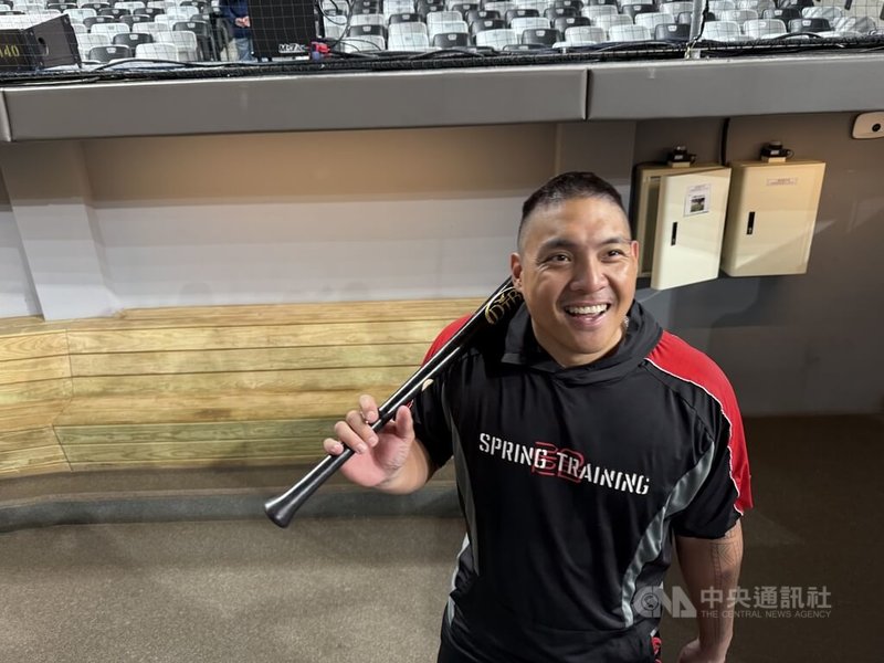 中職味全龍隊吉力吉撈．鞏冠（圖）剪去招牌髒辮髮型，22日以新造型亮相球場，還一度嚇到隊友。中央社記者謝靜雯攝　115年7月22日