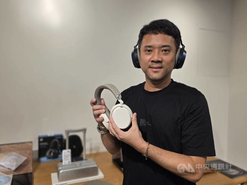 宙宣有限公司協理陳柏成表示，耳機市場持續穩定成長，「是許多年輕人接觸高階音響的第一步」。中央社記者江明晏攝　115年7月22日