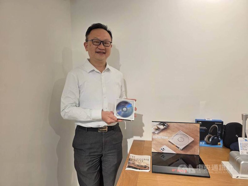 聿鑫有限公司產品經理莊育宗觀察,產品愈來愈重視與居家生活融合,不再只是專注於音響規格,年輕世代也吹起復古風潮,黑膠、CD都重新受到關注。中央社記者江明晏攝 115年7月22日