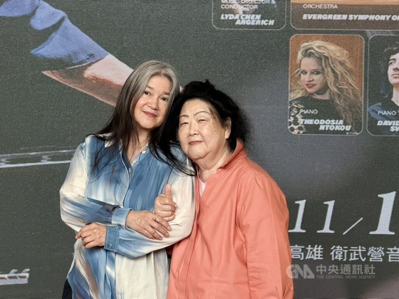鋼琴女皇阿格麗希（Martha Argerich）將再度訪台演出，22日在台北記者會上由阿格麗希的女兒麗達．陳．阿格麗希（Lyda Chen Argerich）（左）與新象藝術總監樊曼儂（右）共同宣告。中央社記者趙靜瑜攝  115年7月22日