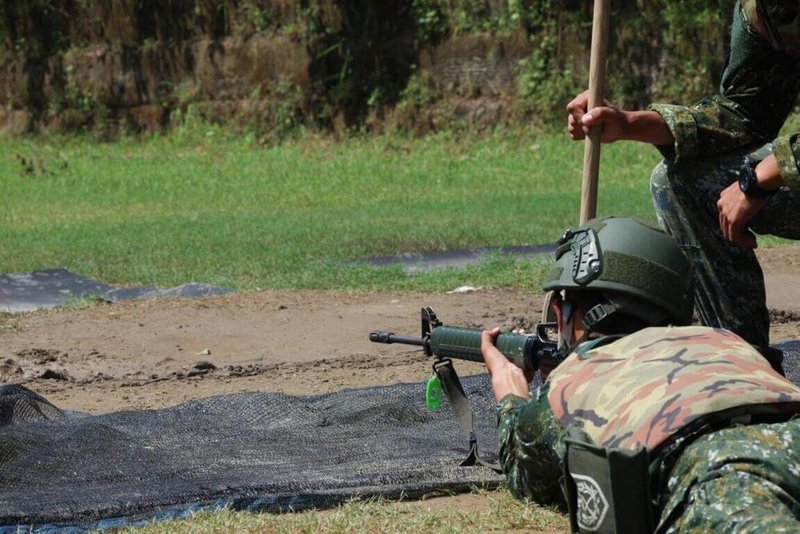 國軍三軍九校院聯合入伍訓練21日進行步槍基礎鑑定射擊課程，透過循序漸進的實彈訓練，磨練射擊基礎戰技。（軍聞社提供）中央社記者吳書緯傳真　115年7月22日