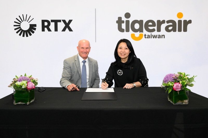 普惠商用引擎總裁德尤魯（Rick Deurloo）（左）、台灣虎航董事長黃世惠（右）在英國法恩堡航空展上簽署合作備忘錄。（台灣虎航提供）中央社記者余曉涵傳真　115年7月22日