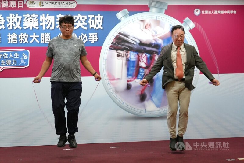 台灣腦中風學會22日在台北召開記者會指出，台灣的中風患者，僅有6.7%成功進入溶栓治療，理事長陳龍（右）會中邀請病友吳先生（左）一起跳繩，象徵恢復健康。中央社記者陳至中攝　115年7月22日