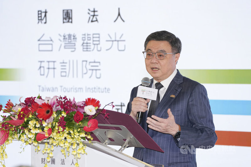 行政院長卓榮泰(圖)22日出席財團法人台灣觀光研訓院揭牌儀式,致詞時表示研訓院將以「國家觀光智庫」為定位,串聯政府與民間、研究與實務,協助推動2030年觀光產值兆元目標。中央社記者鄭清元攝 115年7月22日