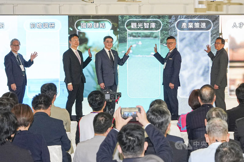 財團法人台灣觀光研訓院22日正式揭牌,行政院長卓榮泰(後左3)、研訓院董事長沈方正(後右2)、交通部長陳世凱(後左2)、文化部長李遠(後左)等人出席進行啟動儀式,象徵國家級觀光智庫正式啟航。中央社記者鄭清元攝 115年7月22日