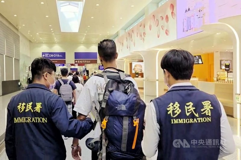 移民署國境事務大隊21日晚間在桃機查獲一名摩洛哥籍旅客（中）持偽造義大利居留證，自澳門抵台企圖轉機赴法，全案依法偵辦並已將男子遣返回澳門。（翻攝照片）中央社記者吳睿騏桃園傳真　115年7月22日