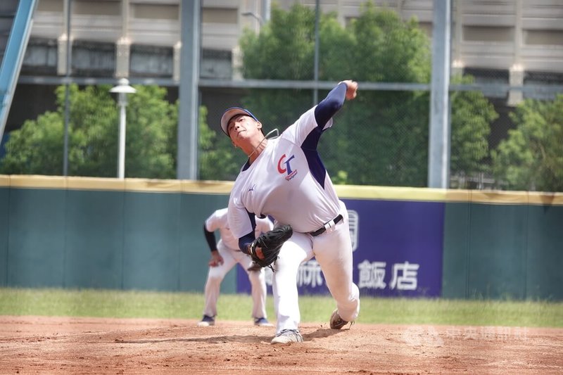 亞洲青棒錦標賽培訓隊投手劉任右（圖）22日藍白賽先發登板，換局間傷退檢查後無大礙；劉任右自評去年打U18世界盃尚不成熟，今年若有機會當亞青國手，希望展現不同的東西。中央社記者謝靜雯攝　115年7月22日