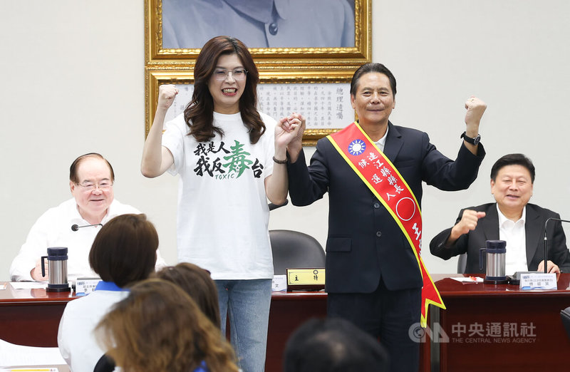 國民黨中常會22日下午在中央黨部舉行，會中通過徵召連江縣長王忠銘（前右）競選連任，黨主席鄭麗文（前左）為王忠銘披上競選背帶，振臂齊喊「凍蒜」。中央社記者謝佳璋攝  115年7月22日