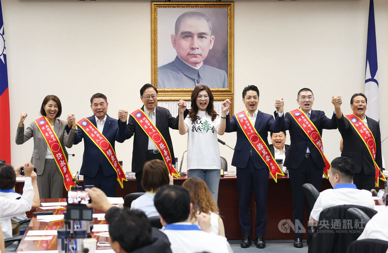 國民黨中常會22日通過徵召台北市長蔣萬安（右3）、基隆市長謝國樑（右2）、連江縣長王忠銘（右）、桃園市長張善政（左3）、苗栗縣長鍾東錦（左2）、南投縣長許淑華（左）競選連任，6人與黨主席鄭麗文（中）一同高呼勝選口號。中央社記者謝佳璋攝　115年7月22日