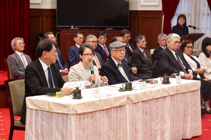 圖為總統府秘書長潘孟安（左1）、監察院長被提名人陳永興（左3）。（中央社檔案照片）