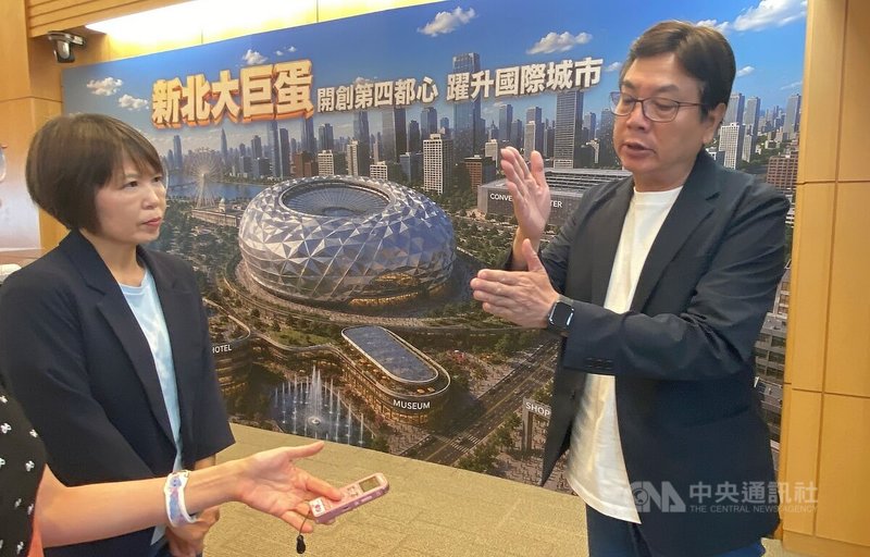 新北市政府22日正式宣布新北大巨蛋將落腳「樹林機五」基地，副市長劉和然（右）受訪時進一步說明預估開發期程。左為新北市體育局長洪玉玲。中央社記者黃旭昇攝　115年7月22日