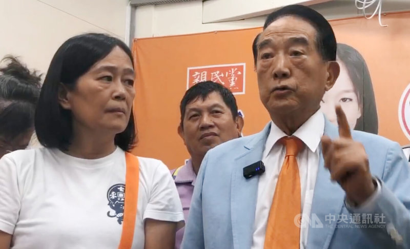 國民黨號召「上凱道反毒油」，親民黨主席宋楚瑜（前右）22日在基隆受訪時表示，上街頭不能解決問題，只能宣洩一些人民對這件事情的關心，要想辦法分工合作，才能把事情做好。中央社記者王朝鈺攝　115年7月22日
