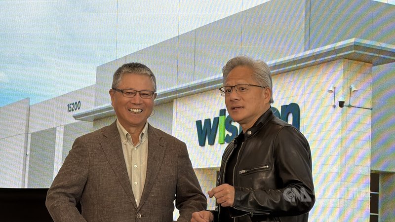代工廠緯創德州達拉斯D1新廠21日舉行開幕典禮，由緯創董事長林憲銘（左）及輝達（NVIDIA）創辦人暨執行長黃仁勳（右）共同揭幕。中央社記者吳家豪達拉斯攝 115年7月22日