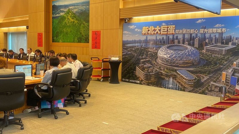 新北市長侯友宜22日宣布，新北大巨蛋將興建於樹林運動中心南側的「樹林機五」用地，期待成為新北第四都心。圖為市政會議會場布置新北大巨蛋模擬圖背板。中央社記者黃旭昇攝　115年7月22日