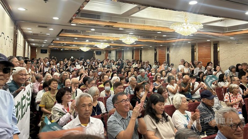 民進黨台北市長參選人沈伯洋訪美,美西時間21日晚間出席洛杉磯的後援會成立大會,數百名支持者參與,氣氛熱烈,相約年底回台投票。中央社 115年7月22日