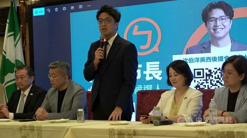民進黨台北市長參選人沈伯洋訪美,美西時間21日晚間出席洛杉磯的後援會成立大會,共同訪美的民進黨立法院黨團總召蔡其昌(左2)、立委王定宇、吳思瑤和陳培瑜出席。中央社 115年7月22日
