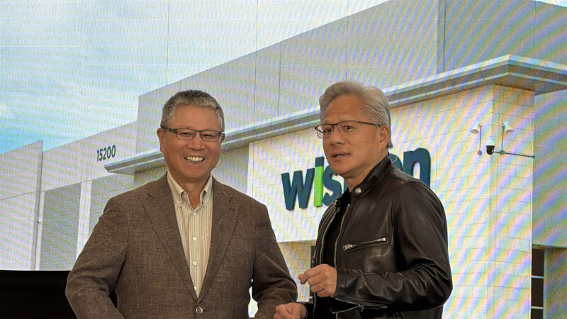 Image 20: 代工廠緯創德州達拉斯D1新廠21日舉行開幕典禮,由緯創董事長林憲銘(左)及輝達(NVIDIA)創辦人暨執行長黃仁勳(右)共同揭幕。中央社記者吳家豪達拉斯攝 115年7月22日