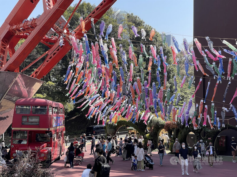 圖為到東京鐵塔出遊的民眾。（中央社檔案照片）