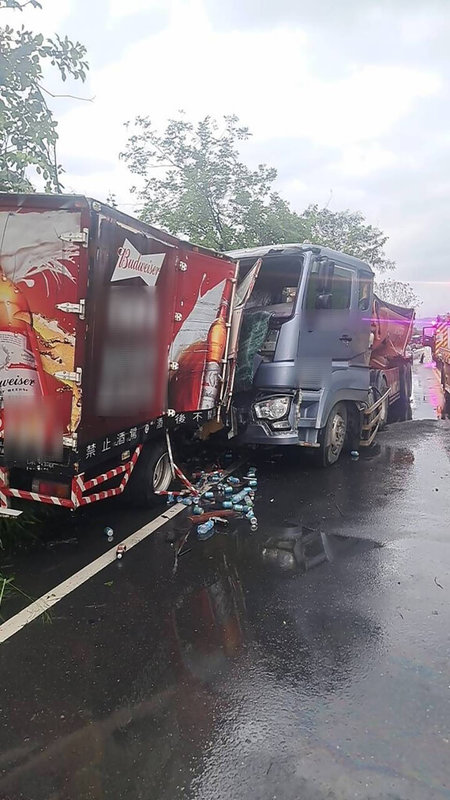 南投竹山小貨車撞砂石車 1人不治 | 社會 | 中央社 CNA 南投竹山小貨車撞砂石車 1人不治 | 社會 | 中央社 CNA
