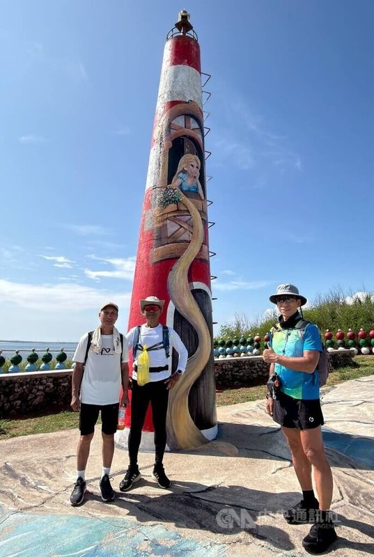 澎湖旅外鄉親林晉弘（中）近期與友人以5天時間以徒步完成澎湖本島環島之旅，除近距離探索故鄉之美，也實現了兒時環島夢想。圖為眾人在白沙講美「美人塔」合影留念。中央社　115年7月22日