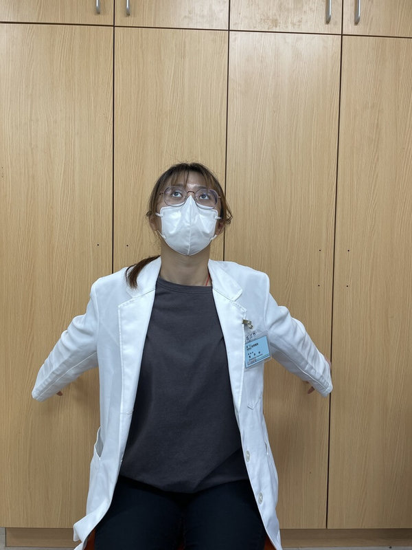 長時間低頭滑手機、打遊戲，易形成「烏龜頸」及圓肩問題，衛福部苗栗醫院復健治療師22日建議把握「30-5原則」，每30分鐘起身活動5分鐘，進行簡單肩頸伸展運動。（衛福部苗栗醫院提供）中央社記者管瑞平傳真　115年7月22日